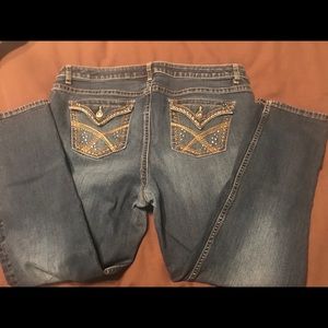 🖤 Stretchy jeans w/ embroidered pockets